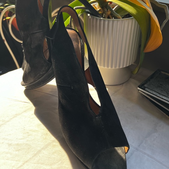 Ladies Designer Heels
Burberry, Costume National, Cavalli, BCBG - Picture 8 of 14